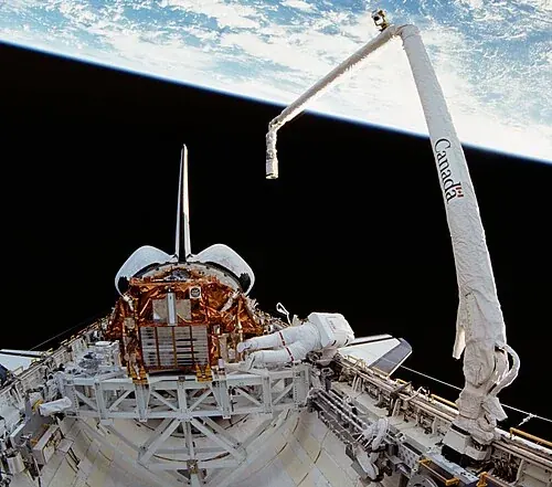 Canadarm au-dessus de la soute pendant la mission STS-72 de la NASA