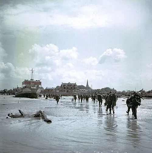 Des soldats canadiens débarquent à Juno Beach en 1944