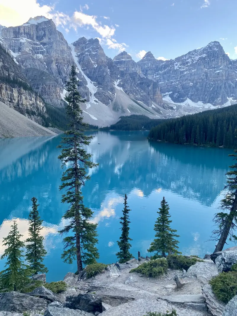 Le lac Moraine et les rochers canadiens